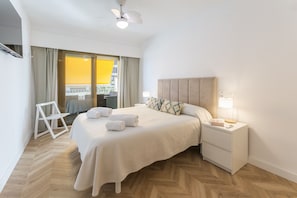 3 bedrooms, iron/ironing board, free WiFi, bed sheets - New lovely apartment in front of the beach - only families (Playa de Gandía)