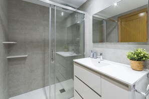 Shower, hair dryer, towels - New lovely apartment in front of the beach - only families (Playa de Gandía)