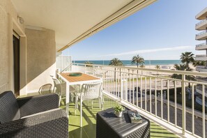 Outdoor dining - New lovely apartment in front of the beach - only families (Playa de Gandía)