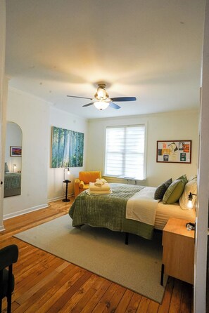 Room - Cozy 2 Bedroom Retreat- Walk to Walnut + Free Parking (Pittsburgh)