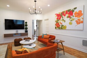 Living area - Cozy 2 Bedroom Retreat- Walk to Walnut + Free Parking (Pittsburgh)