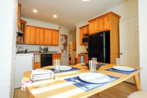 Private kitchen - Cozy 2 Bedroom Retreat- Walk to Walnut + Free Parking (Pittsburgh)