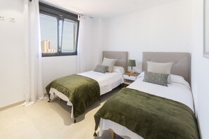3 makuuhuonetta, tallelokero huoneessa, silitysrauta/-lauta