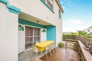 Outdoor dining - Spacious 4-bedroom house in Jackmans with AC (Jackmans)