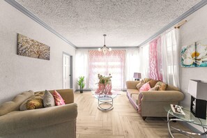 Smart TV - Spacious 4-bedroom house in Jackmans with AC (Jackmans)