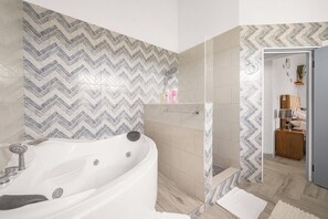 Shower, jetted bath, towels, soap - Spacious 4-bedroom house in Jackmans with AC (Jackmans)