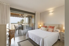 3 bedrooms, in-room safe, iron/ironing board, free WiFi - Luxury vacations in Bermuda Apartments in front of the beach - ONLY FAMILIES (Playa de Gandía)