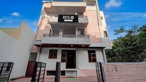 Un moderno edificio de hotel con un letrero que dice 'HOTEL O' y 'Servicio de la empresa'.