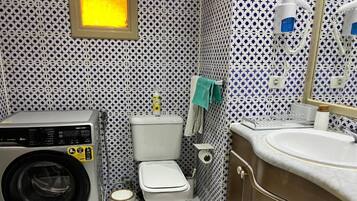 Deluxe Triple Room, Sea View, Beachside | Bilik Mandi