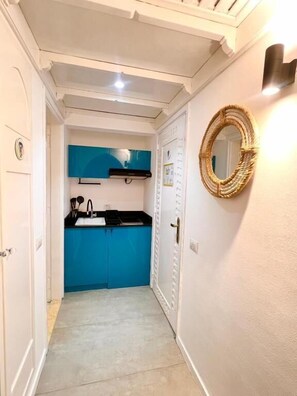 Deluxe Studio, Sea View, Beachside | Private kitchen