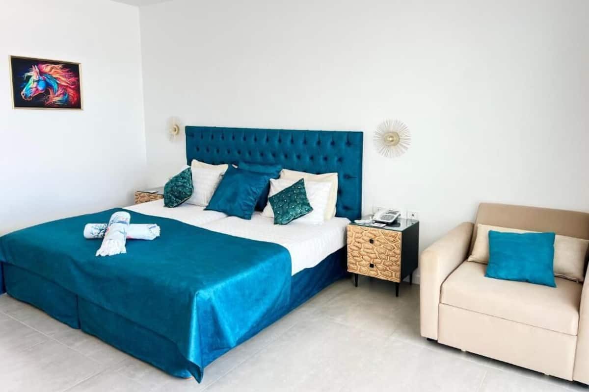 Deluxe Triple Room, Sea View, Beachside