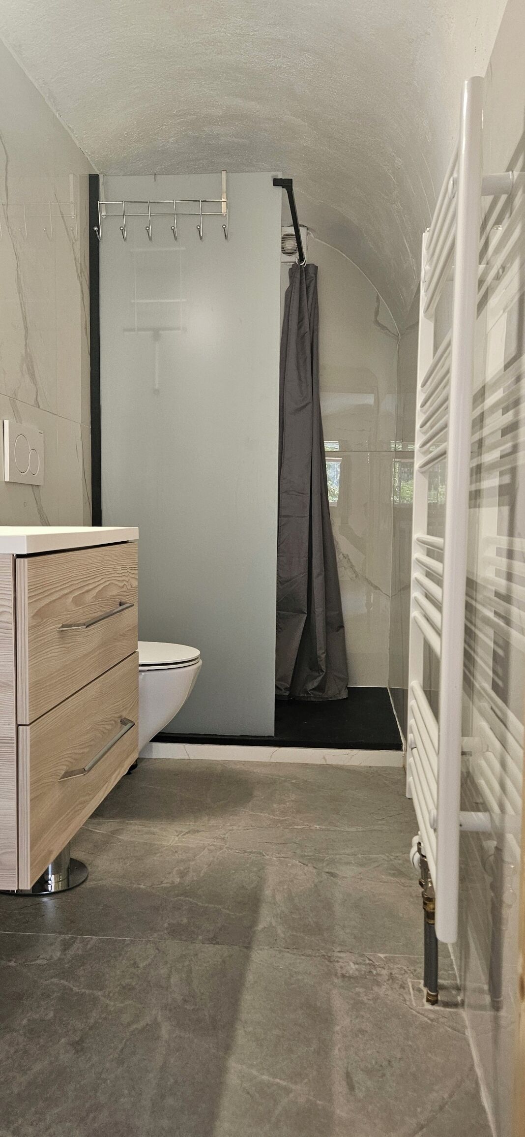 Un baño con inodoro, ducha y tocador.