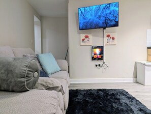 Living area - Stylish 2BR Contractor & Family Stay in Chandler's Ford with Parking& WiFi (Chandler's Ford)