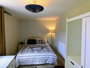 Room - Stylish 2BR Contractor & Family Stay in Chandler's Ford with Parking& WiFi (Chandler's Ford)