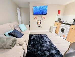 Living area - Stylish 2BR Contractor & Family Stay in Chandler's Ford with Parking& WiFi (Chandler's Ford)