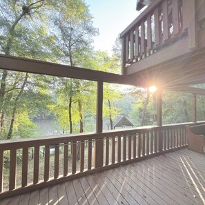 Property grounds - Unique elevated 3-bedroom River House with AC and High Speed Internet,Sleeps 13 (Hawkinsville)