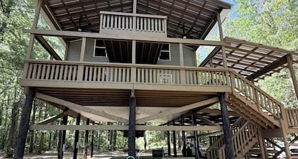 Unique elevated 3-bedroom River House with AC and High Speed Internet,Sleeps 13