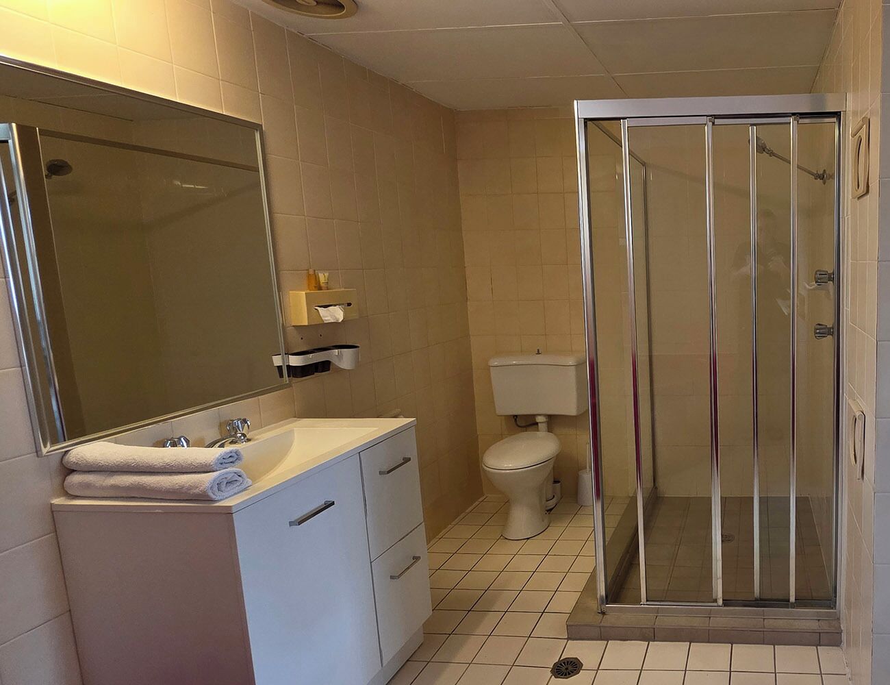 Family Triple Room, Balcony, City View | Bathroom