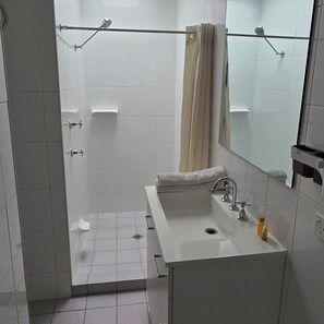 Family Triple Room, Balcony, City View | Bathroom - Sisleys Motel (Lismore)