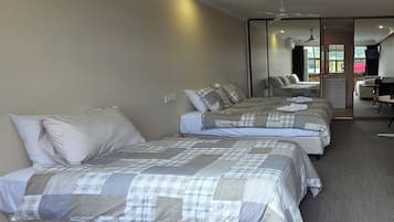 Habitación triple familiar, balcón, vistas a la ciudad