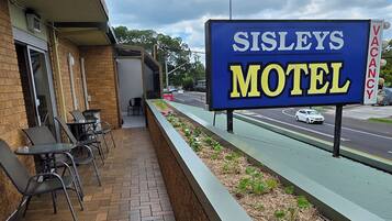 Chambre Triple Familiale, balcon, vue ville | Terrasse/Patio