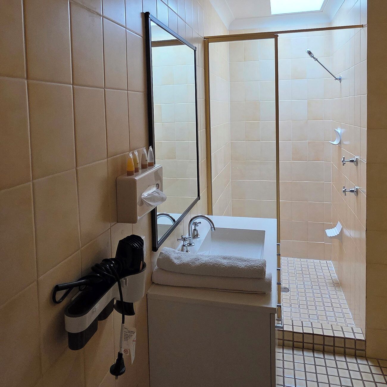 家庭三人房, 阳台, 城市景观 | 浴室