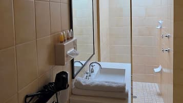 Family Triple Room, Balcony, City View | Bathroom