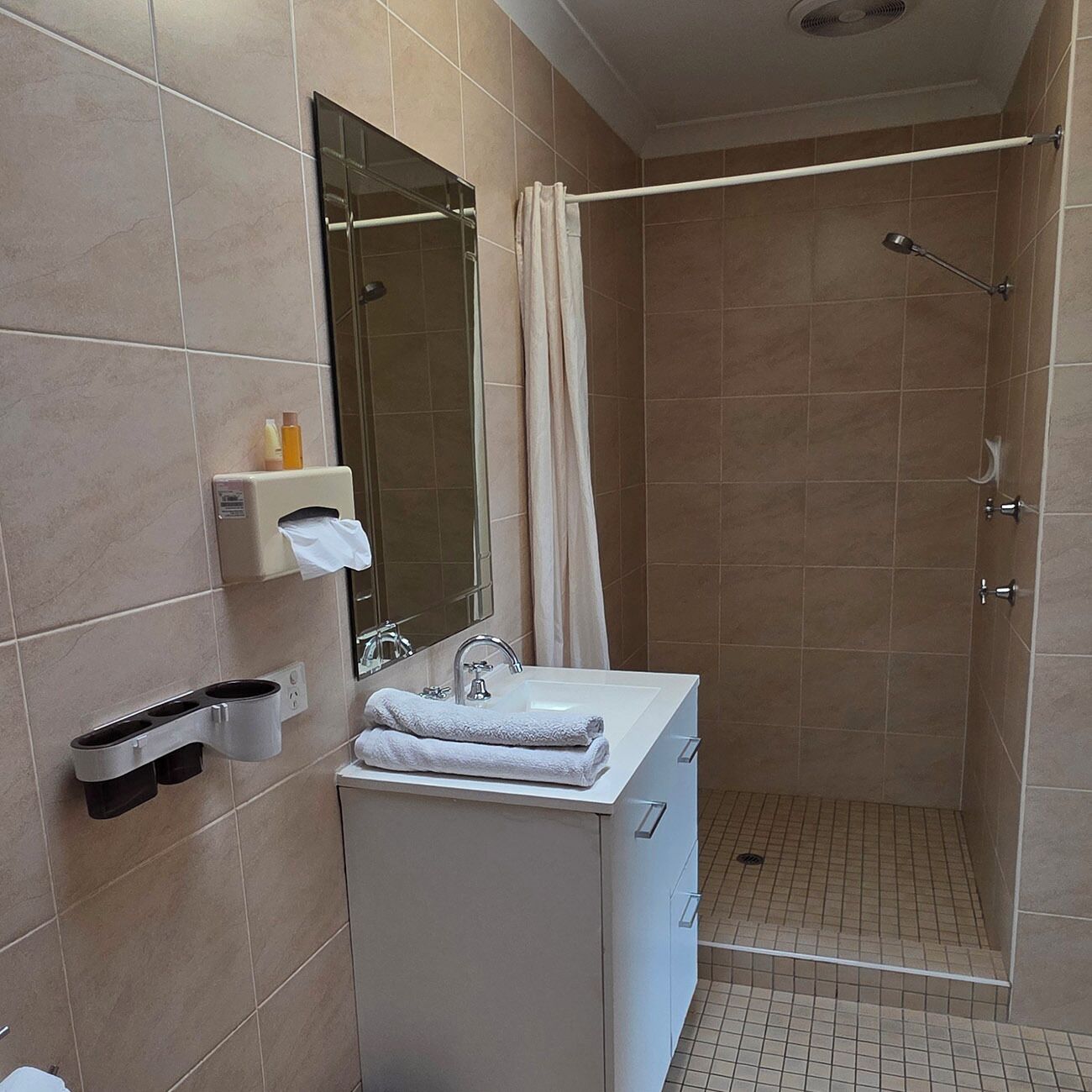 Habitación triple familiar, balcón, vistas a la ciudad | Baño