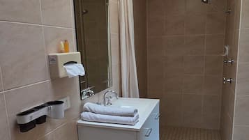 Family Triple Room, Balcony, City View | Bathroom