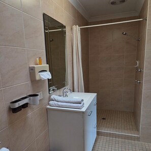 Family Üç Kişilik Oda, Balkon, Şehir Manzaralı | Banyo