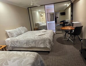 Family Triple Room, Balcony, City View - Sisleys Motel (Lismore)