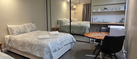 Familien-Dreibettzimmer, Balkon, Stadtblick | Kostenloses WLAN