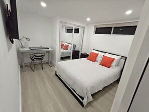 1 bedroom, desk, iron/ironing board, free WiFi - Modern Private Suite w/ Kitchen, Spa Bathroom & AC (Wilton Manors)