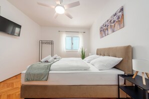 1 bedroom, travel cot, free WiFi, bed sheets - NEW-Large room with direct sea view-Shared bathroom-all-in facilities-2 p (Pag)