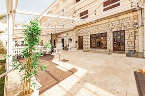 Terrace/patio - NEW-Large room with direct sea view-Shared bathroom-all-in facilities-2 p (Pag)