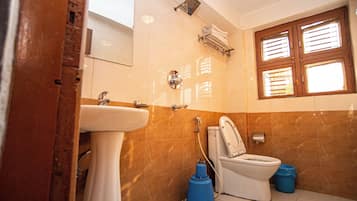 Deluxe Suite | Bathroom | Shower, free toiletries, bidet, towels