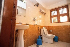 Suite Deluxe | Bagno | Doccia, set di cortesia gratuito, bidet, asciugamani