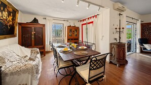 Un comedor con mesa de madera, sillas y un bufé.