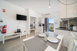 Dining - Holiday Home 'Belavista - By Staywise' with Sea View, Wi-Fi and Air Conditioning (Portimão)