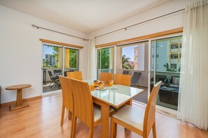 Dining - Apartment 'Buzios - By Staywise' with Shared Pool, Wi-Fi and Air Conditioning (Portimão)
