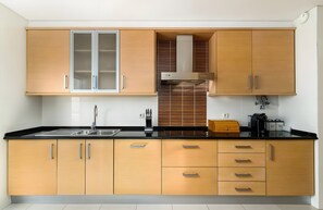 Fridge, microwave, oven, stovetop - Apartment 'Buzios  - By Staywise' with Shared Pool, Wi-Fi and Air Conditioning (Portimão)
