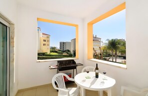 Outdoor dining - Apartment 'Buzios  - By Staywise' with Shared Pool, Wi-Fi and Air Conditioning (Portimão)
