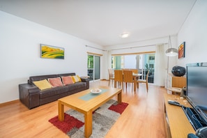 TV - Apartment 'Buzios - By Staywise' with Shared Pool, Wi-Fi and Air Conditioning (Portimão)