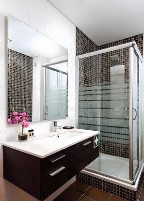 Shower, hair dryer, towels - Apartment 'Buzios  - By Staywise' with Shared Pool, Wi-Fi and Air Conditioning (Portimão)