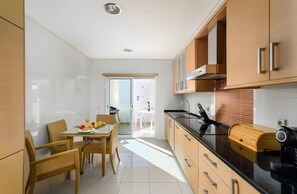 Fridge, microwave, oven, stovetop - Apartment 'Buzios  - By Staywise' with Shared Pool, Wi-Fi and Air Conditioning (Portimão)