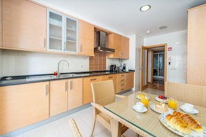 Coffee/tea maker, fridge, microwave, oven - Apartment 'Buzios - By Staywise' with Shared Pool, Wi-Fi and Air Conditioning (Portimão)