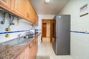 Fridge, microwave, oven, stovetop - Apartment 'Caju Soul By Staywise' with Balcony, Wi-Fi and Air Conditioning (Portimão)
