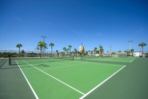 Sports court - DESIGNER REMODEL - SHORT-TERM RENTAL FRIENDLY 2 Bedroom 2 Bath (Fort Myers)