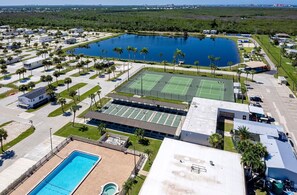Sports court - DESIGNER REMODEL - SHORT-TERM RENTAL FRIENDLY 2 Bedroom 2 Bath (Fort Myers)