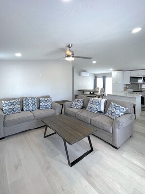 Living area - DESIGNER REMODEL - SHORT-TERM RENTAL FRIENDLY 2 Bedroom 2 Bath (Fort Myers)